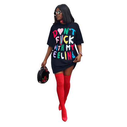 Camiseta larga informal con letras en contraste multicolor para mujer
