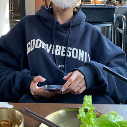 Sudadera con capucha de manga larga con bolsillos y letras para mujer, estilo informal, holgada, para otoño e invierno.