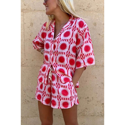 Conjunto de dos piezas de top y pantalones cortos de manga corta con solapa y botones estampados gráficos informales a la moda para mujer