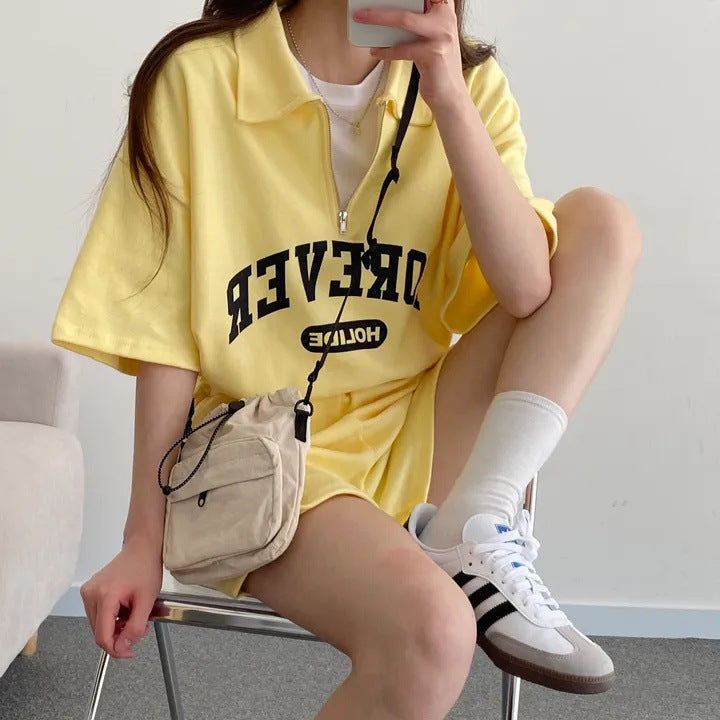 Conjunto de dos piezas de camiseta de manga corta con solapa y cremallera y estampado de letras para mujer