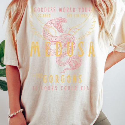 Camiseta informal holgada de manga corta con cuello redondo y estampado de serpiente y alas de letras para mujer