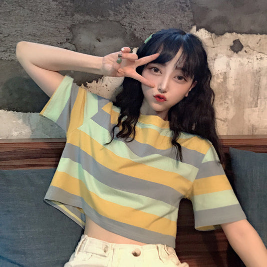 Camiseta informal de manga corta con cuello redondo y estampado de rayas arcoíris para mujer