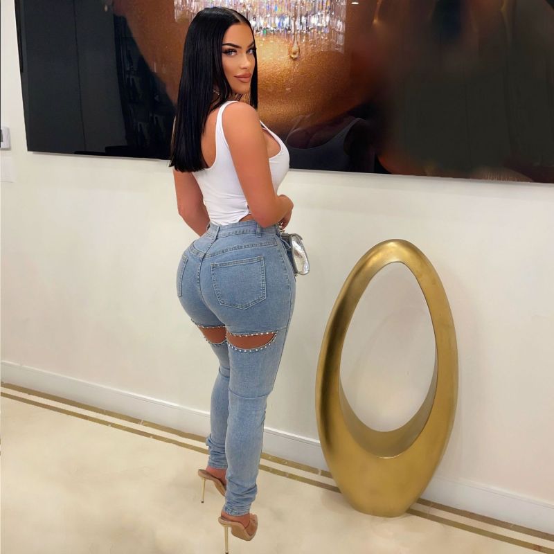 Vaqueros ajustados con adornos de perlas y rotos para mujer