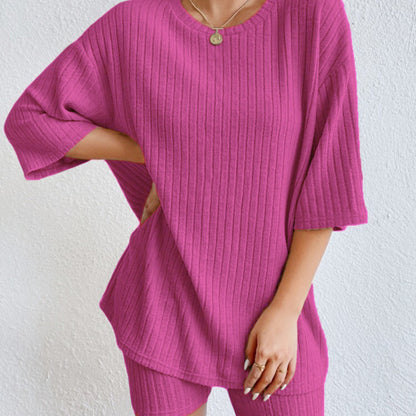 Conjunto de dos piezas de top y pantalones cortos de manga corta de punto acanalado de color liso informal para mujer