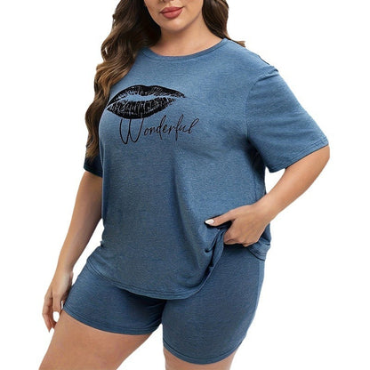 Conjunto de dos piezas de top y pantalones cortos de manga corta con cuello redondo y estampado de labios para mujer, sencillo e informal, de talla grande