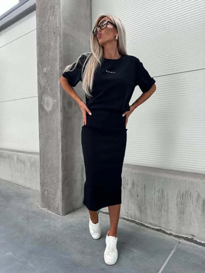 Conjunto de dos piezas formado por top y falda, manga corta, cuello redondo y color liso, informal, a la moda para mujer