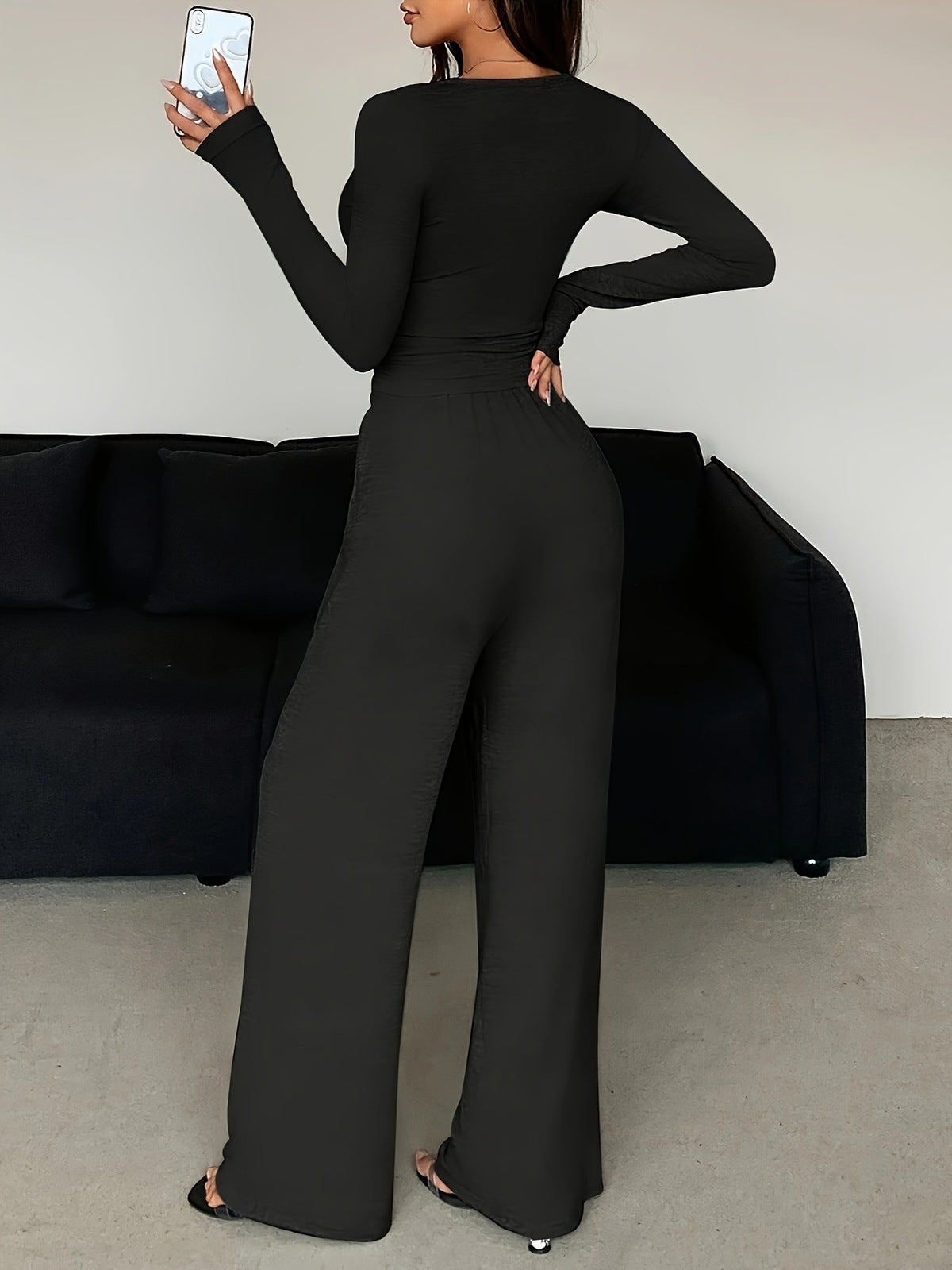 Conjunto de dos piezas de camiseta y pantalones holgados de manga larga ajustados de color liso para mujer