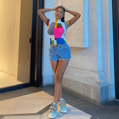Top corto ajustado de manga corta con cuello alto, estampado de rayas vanguardistas y bloques de color para mujer