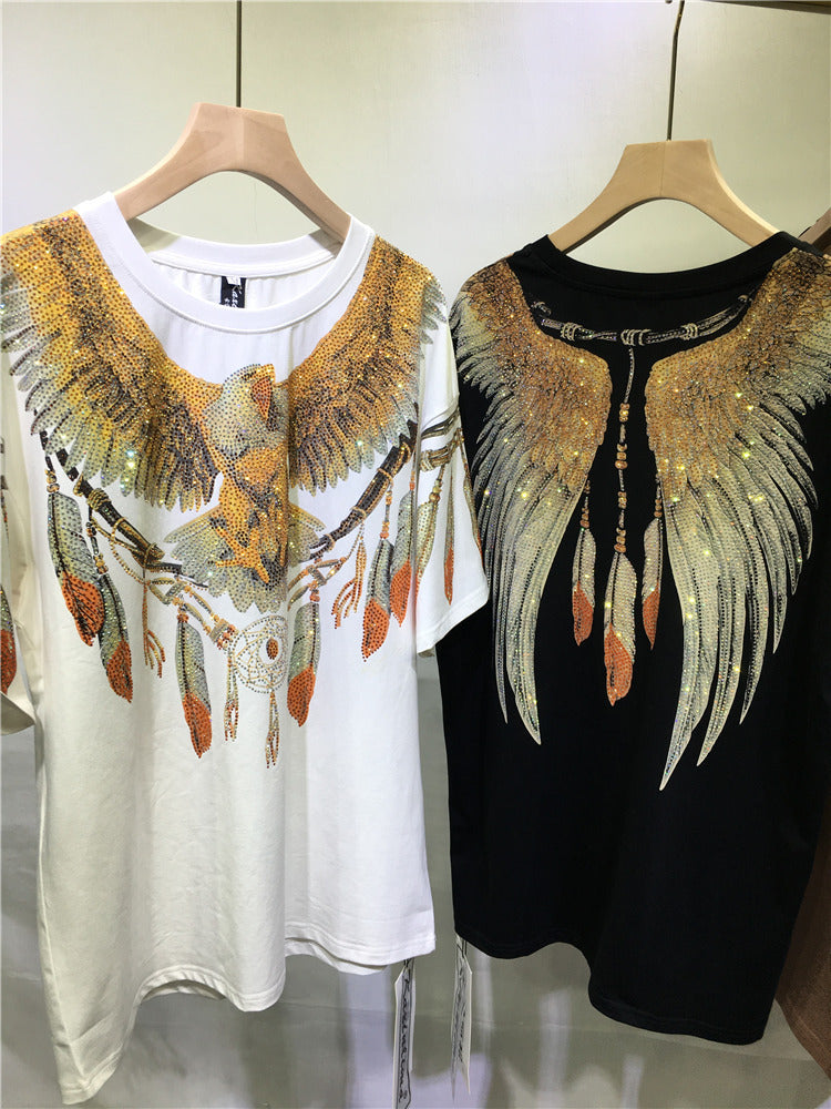 Camiseta informal de manga corta con cuello redondo y estampado de alas de piedra fina para mujer