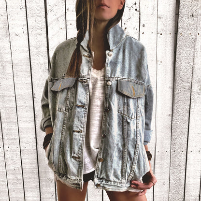Chaqueta vaquera informal de manga larga con estampado gráfico y botonadura sencilla para mujer