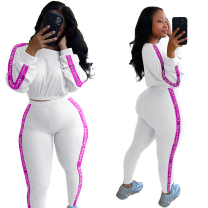 Conjunto deportivo informal para mujer con top corto de punto acanalado con estampado de letras y pantalones ajustados con bloques de color