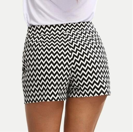 Women Casual Black White Wavy Stripe Mid-Waist Beltless Shorts