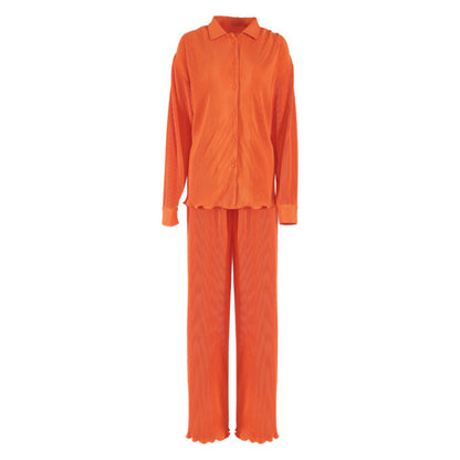 Conjunto deportivo informal de dos piezas para mujer: blusa holgada de manga larga con pliegues y botonadura sencilla y pantalón ancho de color liso.