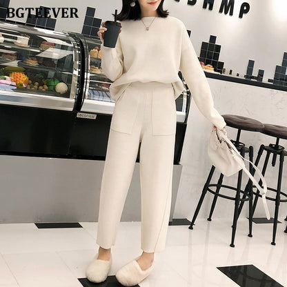 Conjunto de dos piezas de top y pantalón de punto de manga larga con cuello redondo y color liso para mujer