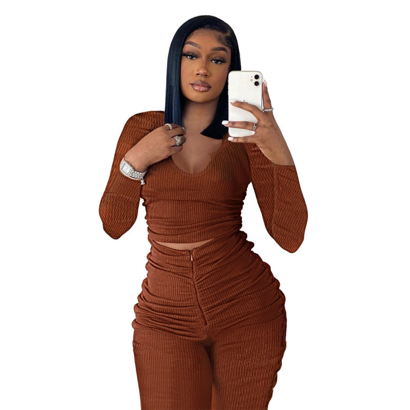 Conjunto deportivo de dos piezas para mujer: top de manga larga con cuello en U y pantalón plisado