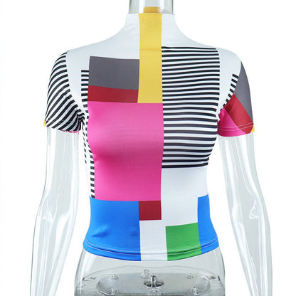 Top corto ajustado de manga corta con cuello alto, estampado de rayas vanguardistas y bloques de color para mujer