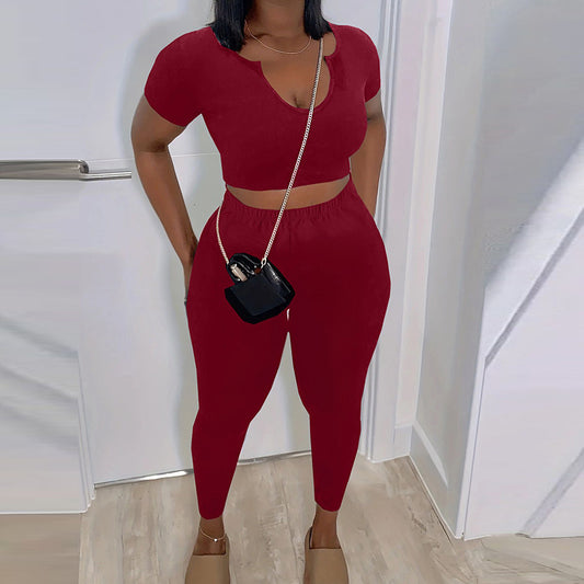 Conjunto de top corto de manga corta y pantalones ajustados de color liso con cuello en U para mujer