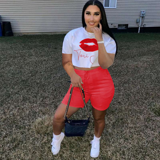 Conjunto de dos piezas de camiseta de manga corta con estampado de labios y pantalones cortos casuales para mujer