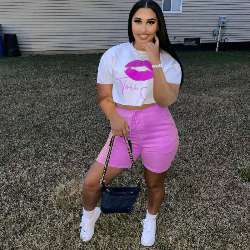 Conjunto de dos piezas de camiseta de manga corta con estampado de labios y pantalones cortos casuales para mujer