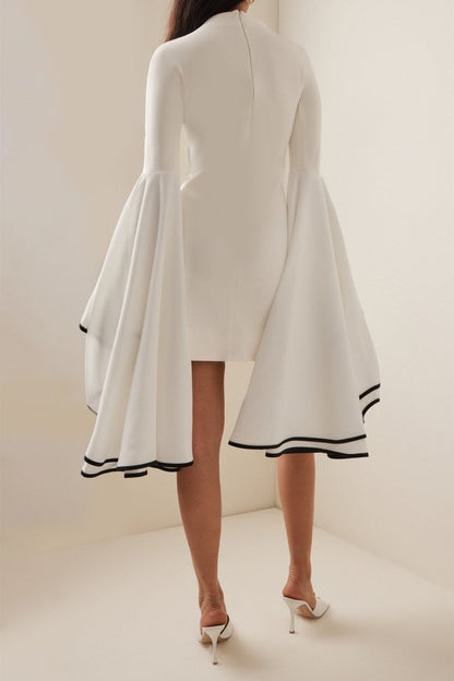 Vestido mini con mangas con volantes en contraste Maxine