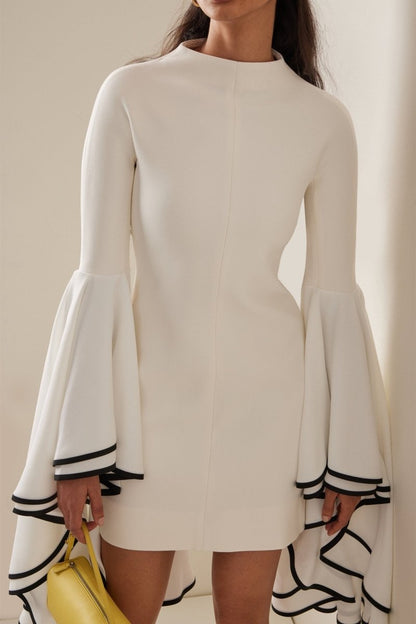 Vestido mini con mangas con volantes en contraste Maxine