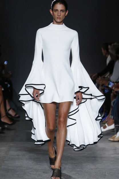 Vestido mini con mangas con volantes en contraste Maxine