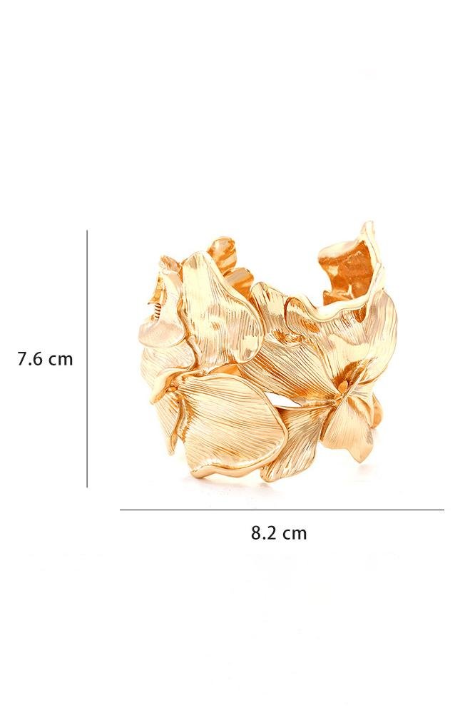 Pulsera de flores con textura metálica