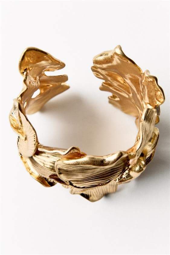 Pulsera de flores con textura metálica