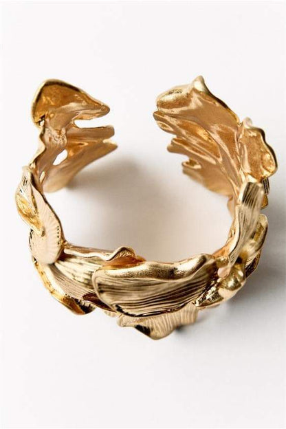 Pulsera de flores con textura metálica
