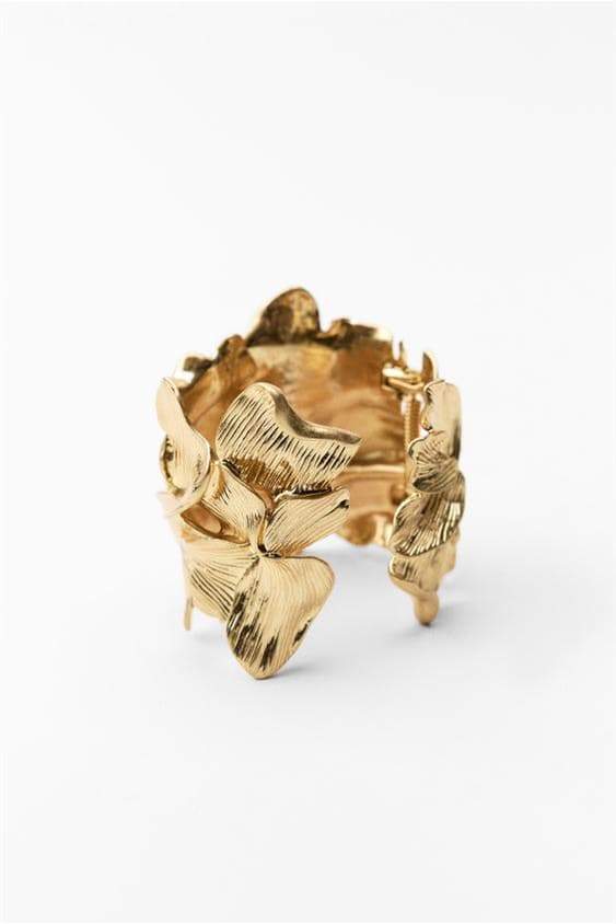 Pulsera de flores con textura metálica