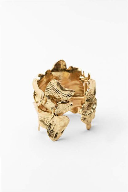 Pulsera de flores con textura metálica