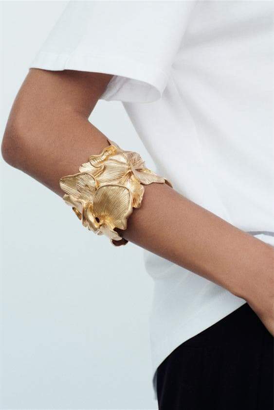 Pulsera de flores con textura metálica