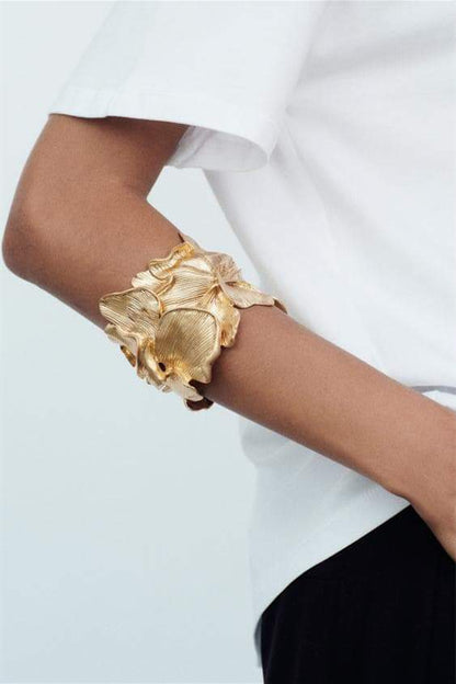 Pulsera de flores con textura metálica