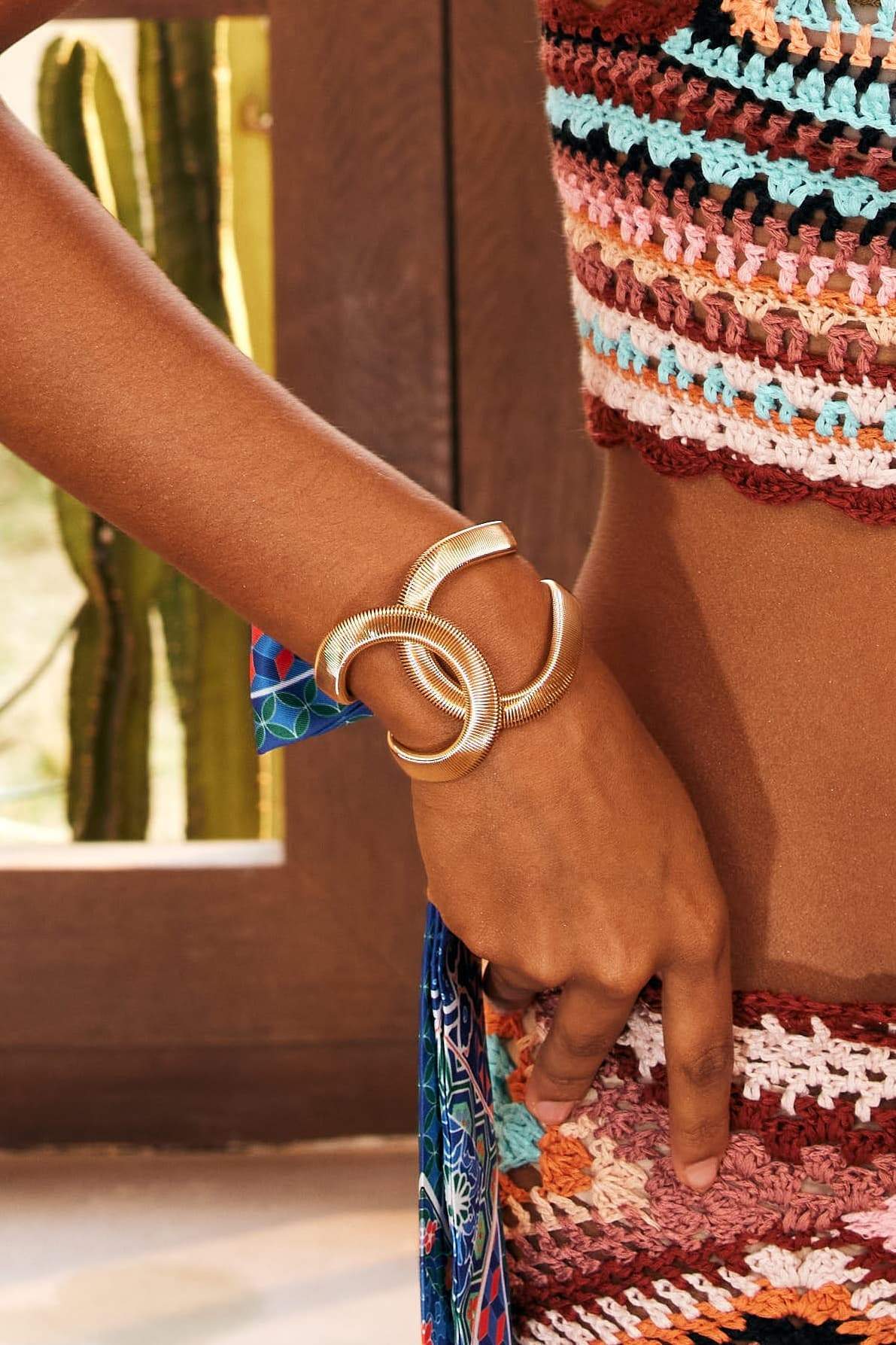 Pulsera geométrica con textura metálica