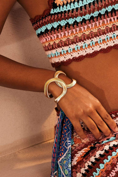 Pulsera geométrica con textura metálica