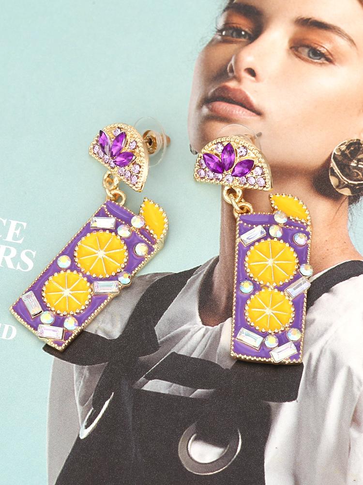 Pendientes colgantes de diamante con cóctel sin alcohol