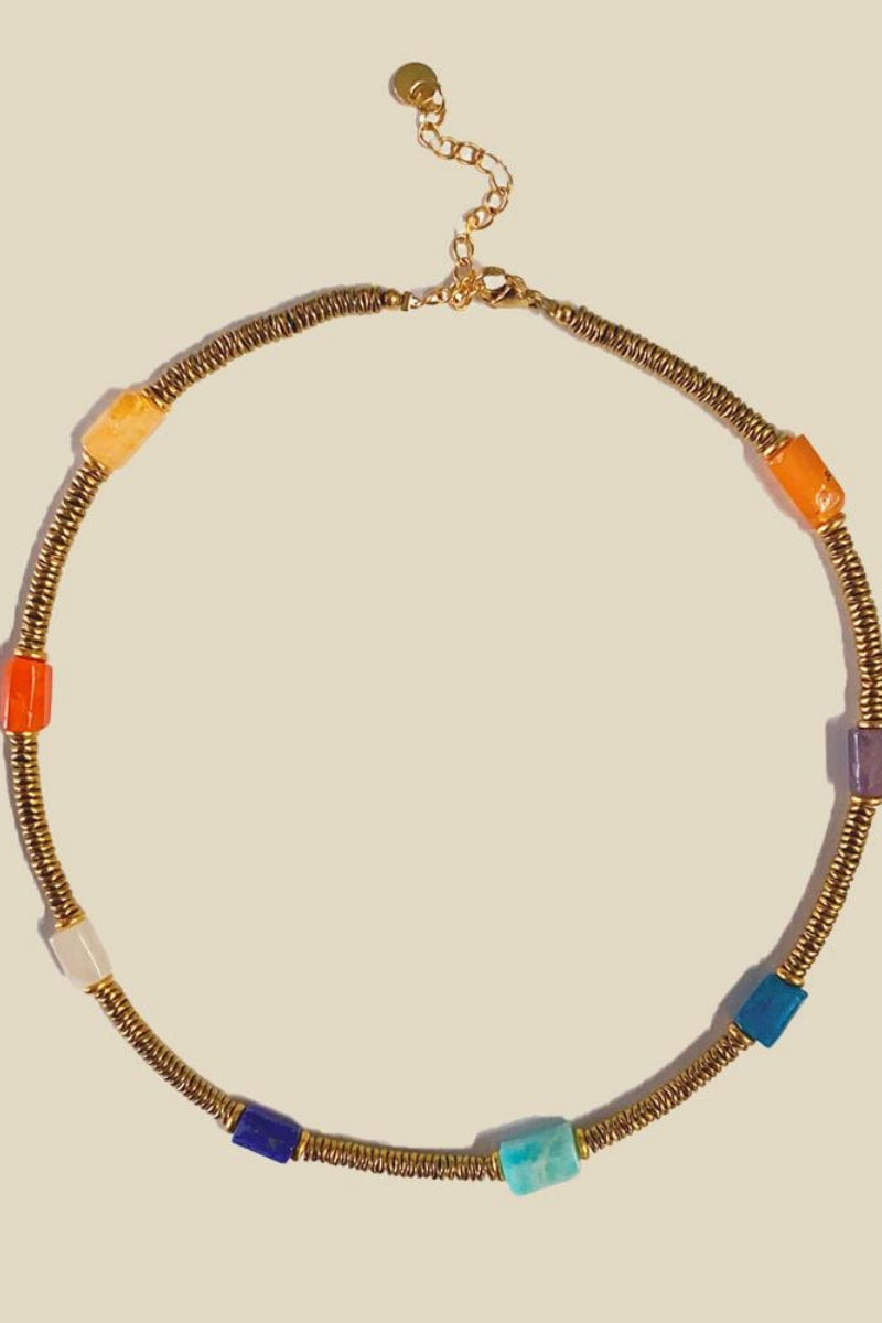 Collar de piedras de colores en colisión de Moira