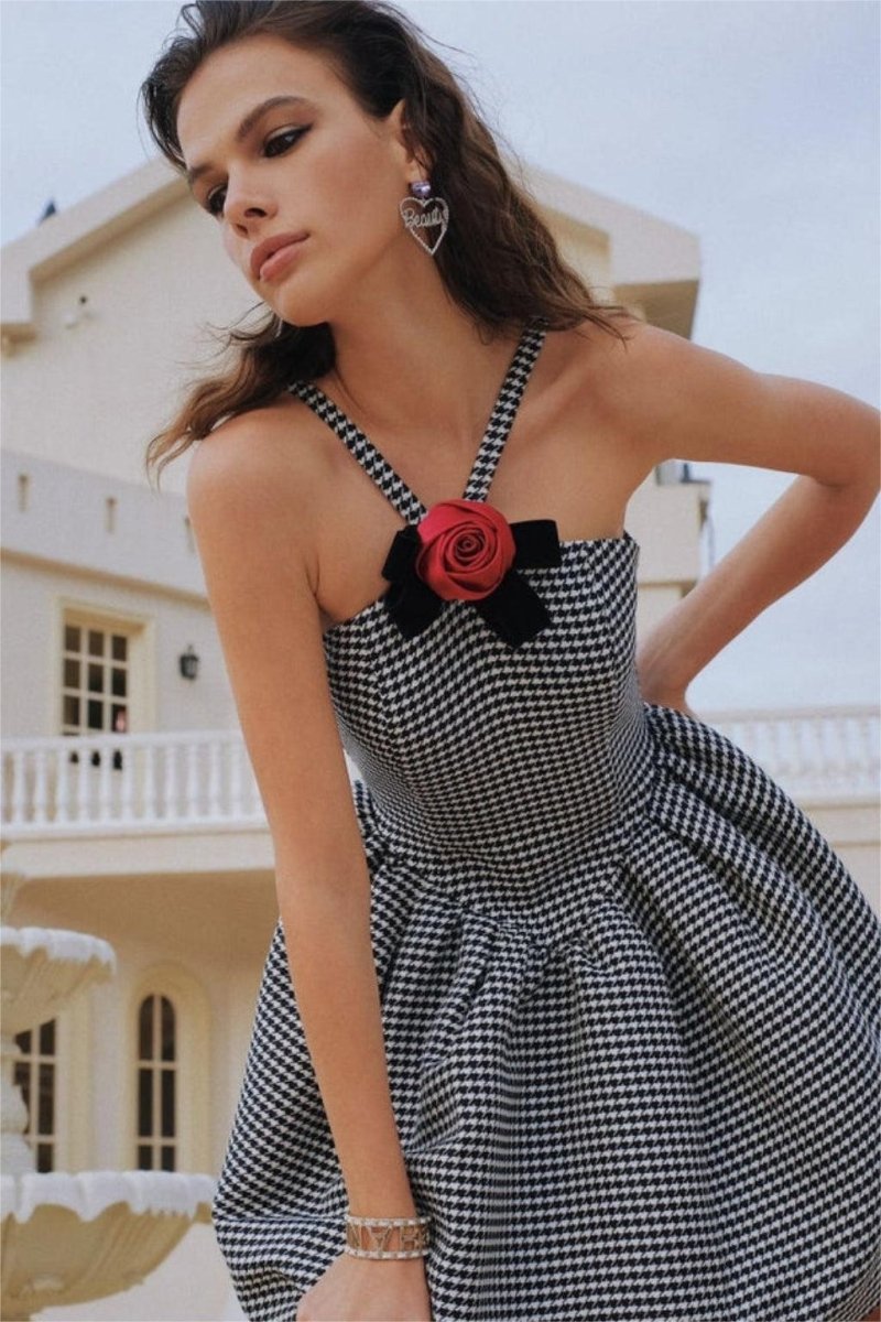 Vestido mini de corte A con lazo de rosas y estampado pata de gallo de Mona