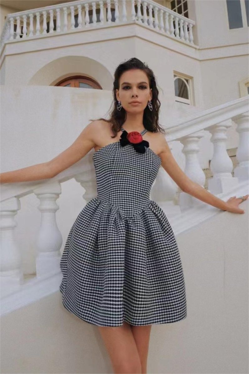 Vestido mini de corte A con lazo de rosas y estampado pata de gallo de Mona