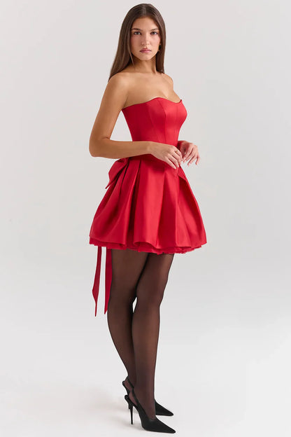 Minivestido de satén rojo con lazo desmontable