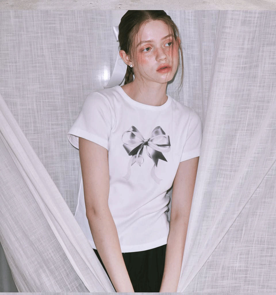 Camiseta informal de manga corta con cuello redondo y estampado de lazo de color liso para mujer