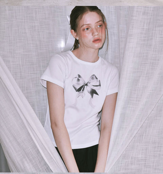 Camiseta informal de manga corta con cuello redondo y estampado de lazo de color liso para mujer