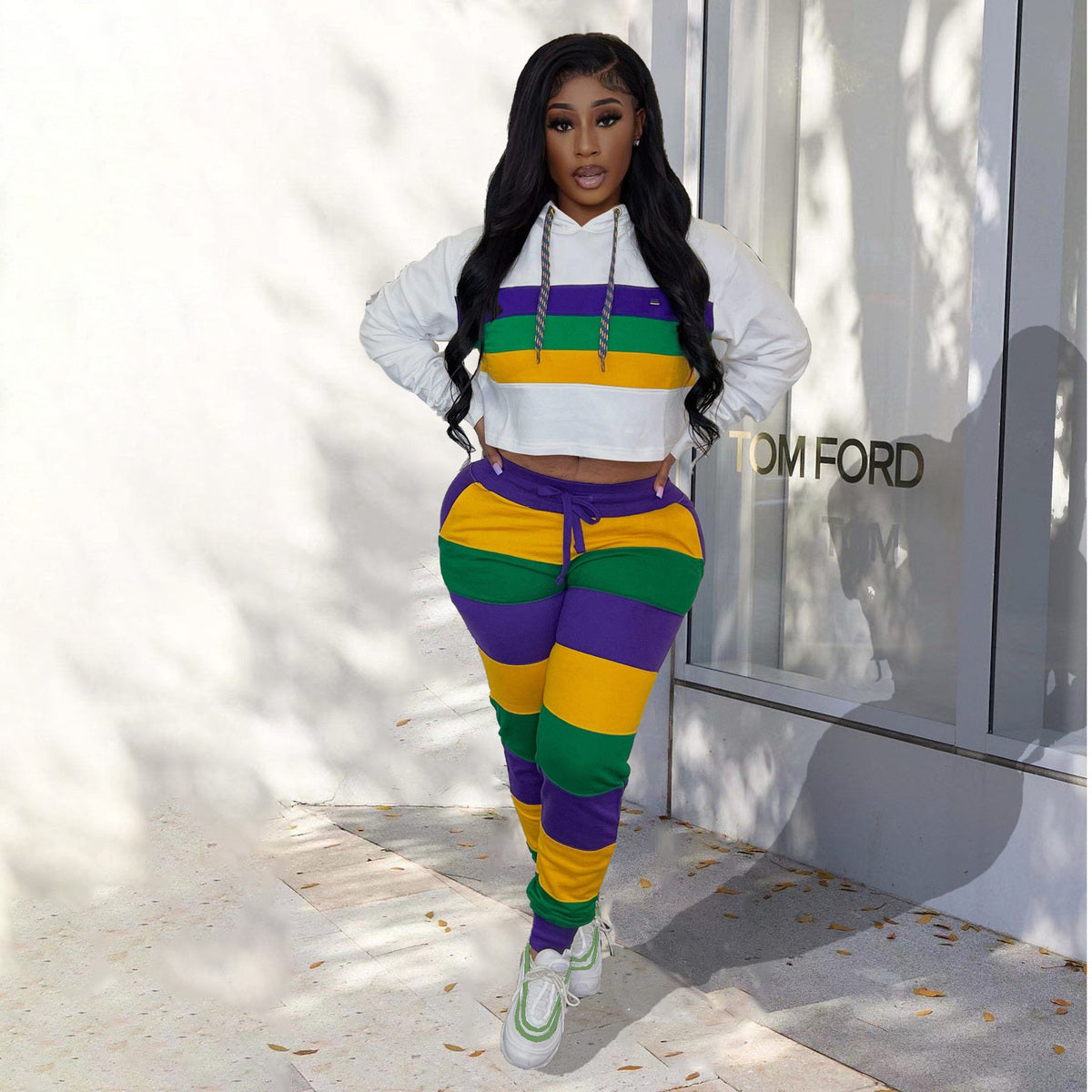 Conjunto de dos piezas de pantalones ajustados con capucha y cordón con estampado de rayas informales a la moda para mujer