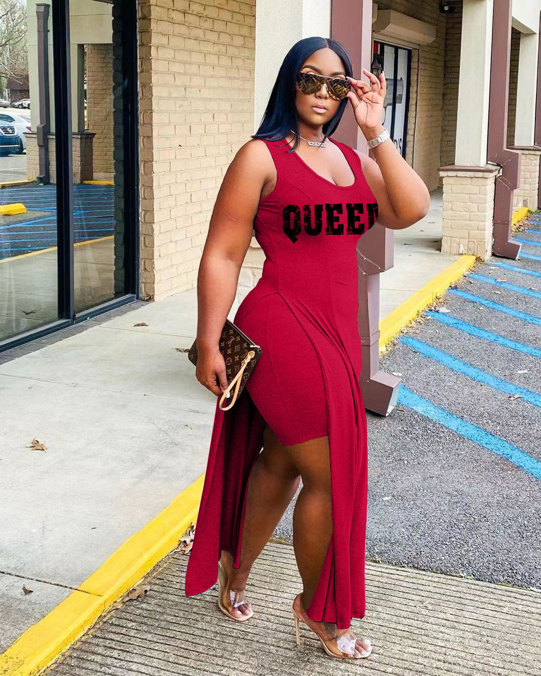 Conjunto de dos piezas básico informal sin mangas con estampado de letras Queen y dobladillo irregular para mujer y pantalones cortos de color liso