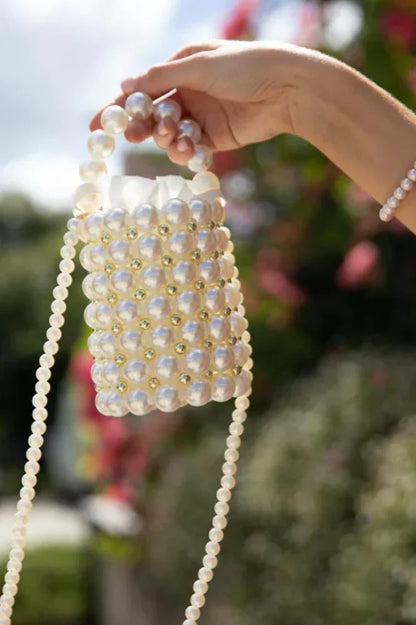 Bolso tipo cubo con perlas de Renate