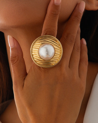 Exaggerated Metallic Ruffled Imitation Pearl Ring