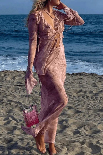 Traje de dos piezas con blusa y falda larga con estampado de orejas de madera y cobra